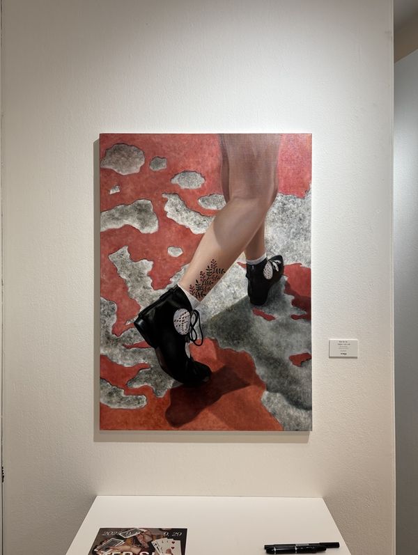 ▲ 책임질 수 있는 선택, Oil on canvas, 90.9x27.7cm, 2025, 김수진, 엠아트센터 10관 / 사진: 유정 제공