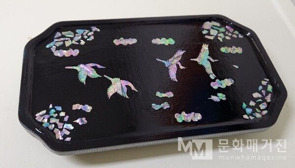 ▲ 온라인으로 주문해 만든 작은 나무 책상 / 사진: 강산 제공