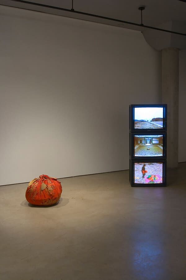 ▲ 김수자, Sewing into Walking / 사진: 김수자 스튜디오 제공