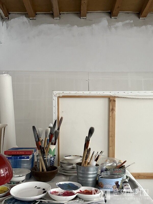 ▲ 최근 이사한 화실 단면. 여러모로 생각이 많을 땐 정적을 두고 작업실 한켠에 앉아 있으면 도움 된다 / 사진: 유정 제공