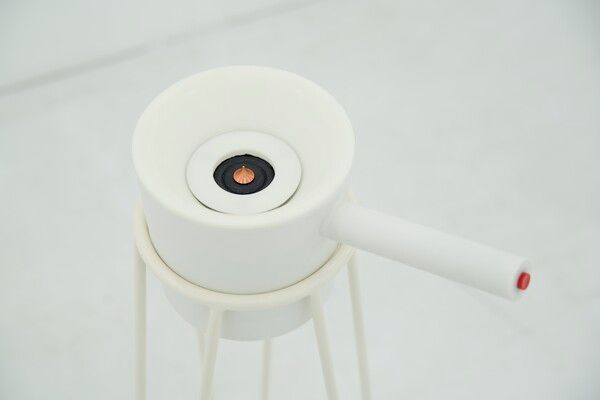 ▲ 후니다 킴(Hoonida Kim), '네오프로덕트:&nbsp;무심한 귀를 위한 에피타이저 시리즈—사운드 샤워(NEO PRODUCT: Appetizers for Indifferent Ears—Sound Shower)', 2021,&nbsp;사운드 기반 오브제(Sound-based object) / 사진: KF제공