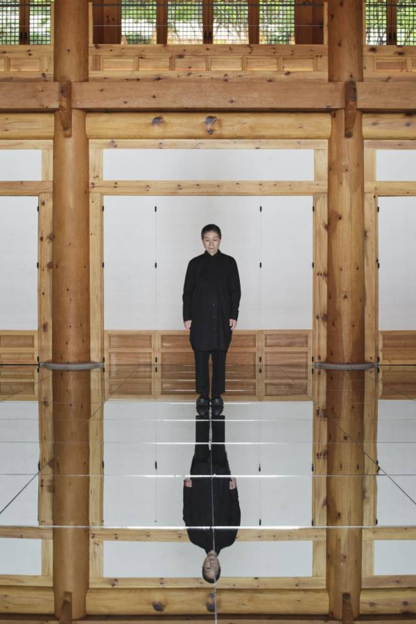 ▲ 서울 삼청동 선혜원 경흥각에 선 김수자 작가 / 사진: 포도뮤지엄 제공&nbsp;