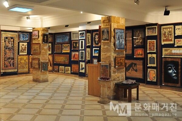 ▲ 완성된 파피루스 그림들이 전통 시장의 가게 벽을 가득 채우고 있다. 고대의 숨결이 담긴 예술품들이 오늘도 여행객을 기다린다 / 사진: 한민광 제공