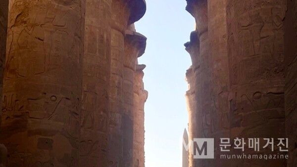 ▲ 룩소르 카르낙 신전. 카르낙 신전의 거대한 기둥들은 파피루스 숲을 형상화한 것으로, 하늘로 향해 솟아오르는 생명과 재생의 상징을 담고 있다 / 사진: 한민광 제공