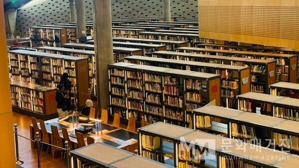 ▲ 알렉산드리아 도서관 내부. 알렉산드리아 도서관은 고대 세계 최대의 지식 중심지로, 인류의 학문, 문화, 철학을 집대성한 곳이었다. 오늘날 재건된 도서관은 그 유산을 기리며 전 세계 학문 교류의 상징이다 / 사진: 한민광 제공