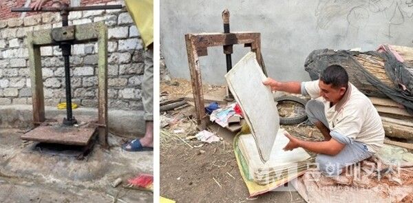 ▲ 겹쳐진 파피루스 조각을 눌러 물기를 빼고 단단하게 붙인다. 햇볕에 말린 뒤 한 장의 파피루스 종이가 완성된다 / 사진: 한민광 제공