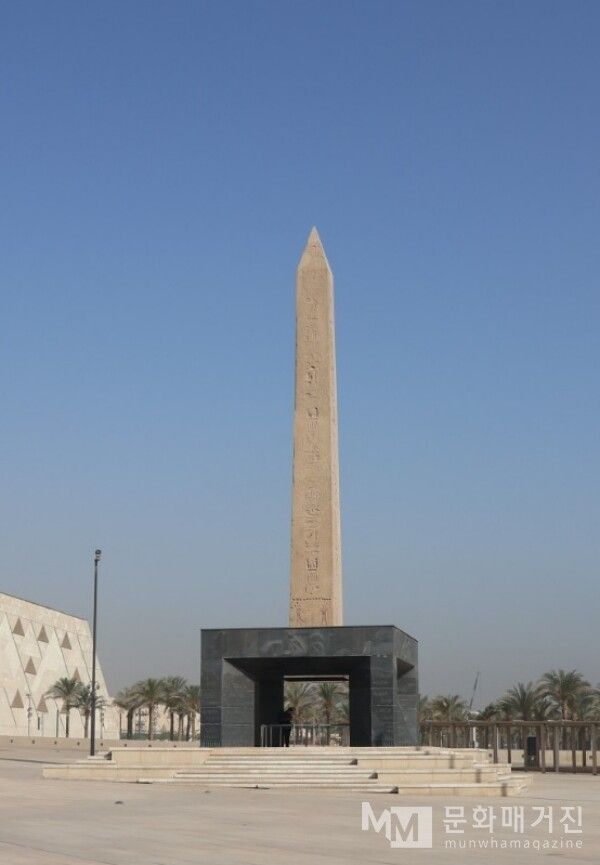 ▲ 푸른 하늘 아래 꼿꼿이 서 있는 오벨리스크는 태양의 빛을 지상으로 연결하려 했던 이집트 건축의 수직적 미학을 대표한다 / 사진: 한민광 제공