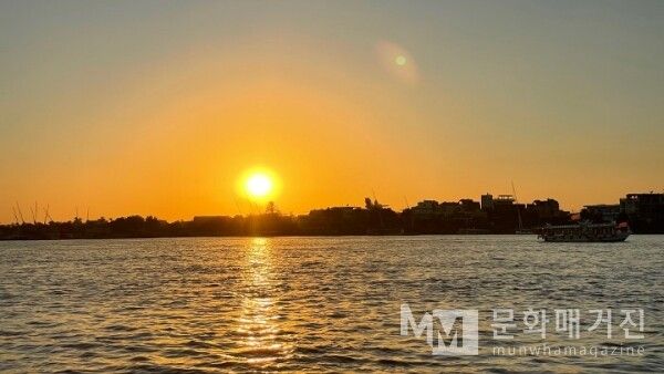 나일강의 잔잔한 물결 위로 저무는 태양은 산 자와 죽은 자의 경계를 나누며 하루의 안식을 선사하는 평화로운 풍경이다 / 사진: 한민광 제공