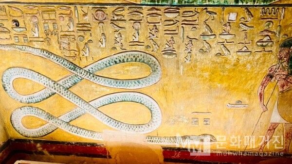 ▲ 지하 세계의 관문을 지키는 거대한 뱀(아펩)과 그를 마주한 파라오의 모습은 사후 세계의 험난한 여정과 신비로움을 상징하는 벽화다 / 사진: 한민광 제공