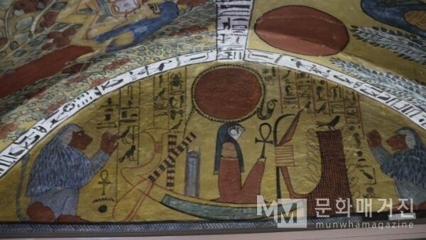 태양의 배에 앉아 있는 매의 머리를 한 태양신과 그 앞에 서서 경의를 표하는 원숭이들을 묘사한 벽화로, 사후 세계를 항해하는 신성한 여정을 보여준다 / 사진: 한민광 제공