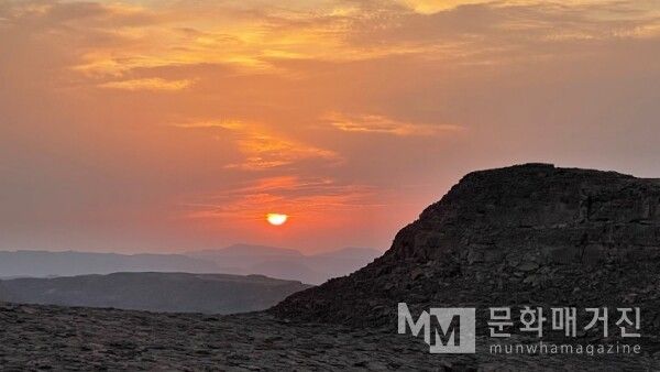 ▲ 거친 바위 능선 너머로 타오르는 붉은 노을은 척박한 대지를 황금빛으로 물들이는 대자연의 웅장한 예술이다 / 사진: 한민광 제공