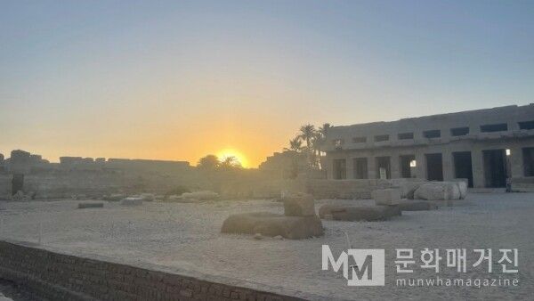 ▲ 카르낙 신전의 폐허 위로 떠오르는 태양은 수천 년의 세월을 건너뛰어 여전히 이곳에 깃든 신성한 생명력을 일깨운다 / 사진: 한민광 제공