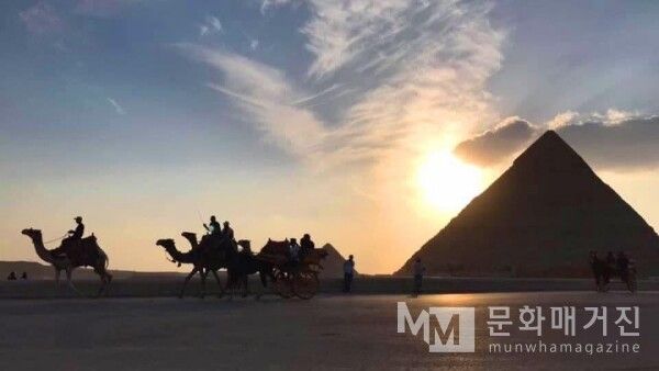 ▲ 지평선을 물들이는 노을과 피라미드의 실루엣은 고대인들이 꿈꿨던 태양을 향한 영원한 갈망을 한 폭의 그림처럼 보여준다 / 사진: 한민광 제공