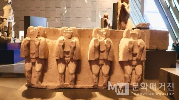 두 손을 모아 태양을 경배하는 원숭이 석상들은 우주의 질서 앞에 겸허히 머리를 숙이는 만물의 경외심을 담고 있다 / 사진: 한민광 제공