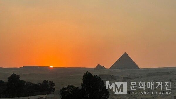 사막의 끝자락에서 지평선 아래로 가라앉는 태양과 피라미드의 모습은 시간의 흐름을 초월한 불멸의 가치를 상징한다 / 사진: 한민광 제공