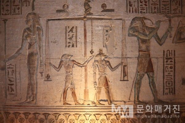 ▲ 사후세계에서 죽은 자의 심장 무게를 정의의 깃털과 비교하여 심판하는 '심장의 무게 재기' 장면을 묘사한 부조 / 사진: 한민광 제공