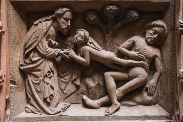▲ 신이 잠든 남자의 갈비뼈에서 여성을 이끌어내어 창조하는 장면을 묘사한 조각품