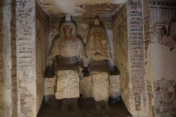 ▲ 귀족의 무덤 내부에 조성된 부부의 좌상으로, 두 사람이 나란히 앉아 영원을 함께하는 모습이다. 사후세계에서도 끊어지지 않는 부부의 깊은 유대감과 대등한 동반자 관계를 상징적으로 보여준다 / 사진: 한민광 제공