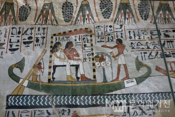 ▲ 사후세계인 천국(아루)에서도 부부가 함께하고 싶다는 소망을 담아 배를 타고 나일강을 건너는 벽화. 죽음조차 갈라놓을 수 없는 영원한 동반자로서의 약속과 평등한 가치를 시각적으로 증명한다 / 사진: 한민광 제공