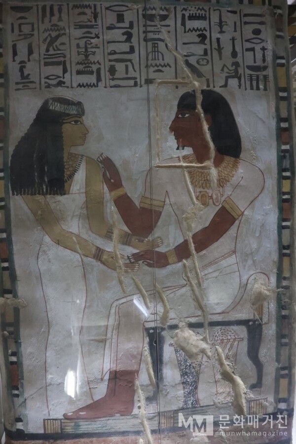 ▲ 부부가 서로 마주 앉아 다정하게 손을 맞잡고 교감을 나누는 모습을 묘사한 고대 이집트의 벽화. 아내의 손길이 남편에게 닿아 있는 섬세한 표현을 통해 이들이 공유했던 깊은 신뢰와 애정을 생생하게 전해준다 / 사진: 한민광 제공
