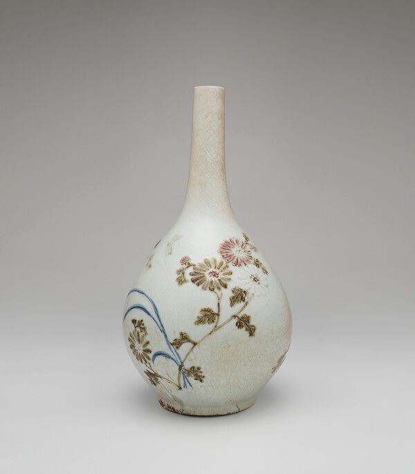 ▲&nbsp;간송(보화각) 봄전시, 백자청화철채동채초충난국문병 / 사진: 간송미술문화재단 제공&nbsp;