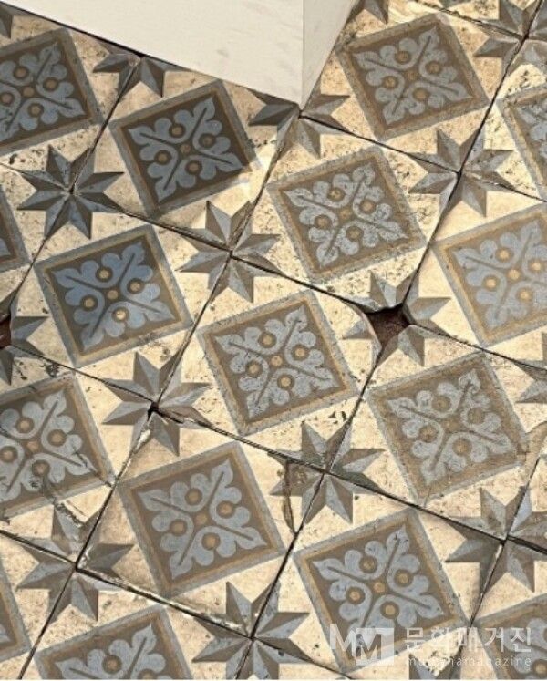 ▲ 담론장을 생각하다 갑자기 서울시립 남서울 미술관의 바닥 타일이 떠올라 사진을 찾았다. 구 벨기에 영사관을 리모델링한 미술관으로 현재는 담론장의 흐름이 흘러간다 / 사진: 전세윤 제공