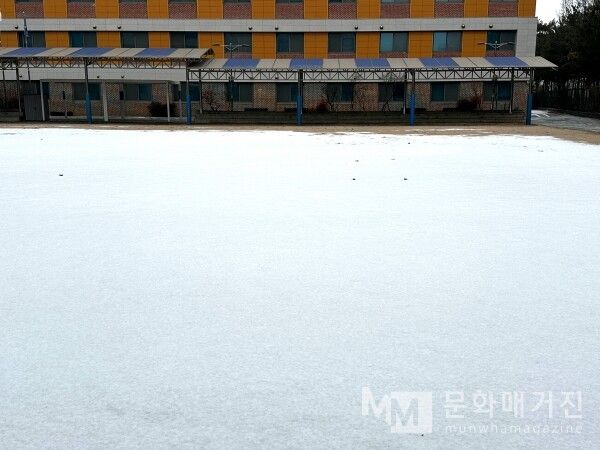 ▲ 할 수 있는 것을 하는 방법으로 일을 병행한다. 출근길에 지나가는 중학교 운동장에 쌓인 눈 / 사진: 구씨 제공