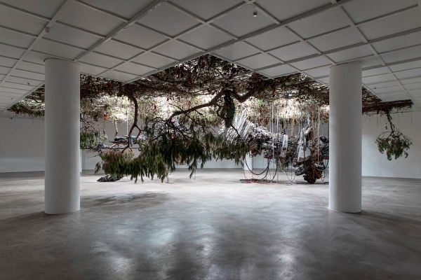 ▲ 인류 종말 이후의 모습을 유기·무기물 복합체로 표현한 아드리안 비야르 로하스의 대형 설치작 '상상의 종말 Ⅲ'(2022년) / 사진: 아트선재센터 제공