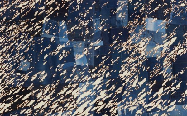 ▲ 이예주(계명대학교), 기억은 빛바랜 사진처럼 이름을 잃어버리다가도, 2025, 헌 옷에 아크릴, 162.2x260.6cm / 사진: 어울아트센터 제공&nbsp;