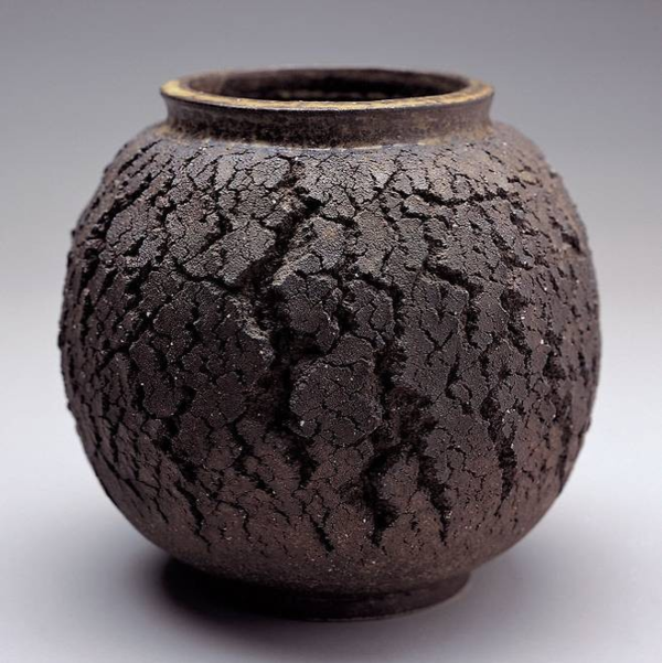 ▲ 이종수, 겉터진 항아리, 2007, 점토질, 28x29cm / 사진: 이응노미술관 제공&nbsp;