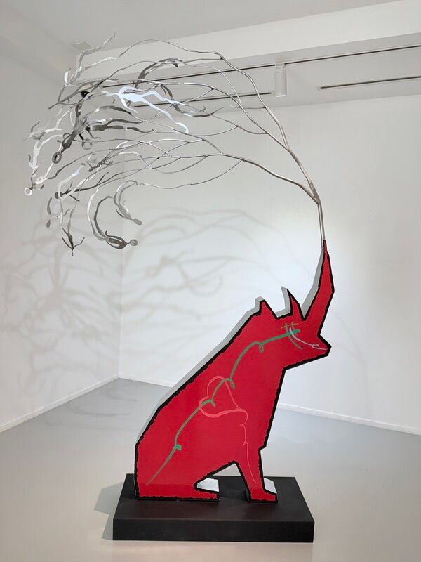 ▲ 붉은코뿔소의 맥박, 145x36x225cm, 철에 페인트, 스테인레스 스틸, 2026 / 사진: 갤러리초이 제공&nbsp;