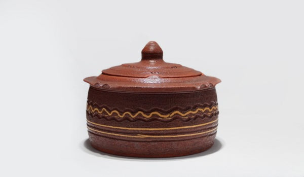 ▲ 조정현, 가을을 보내며, 2015, 옹기점토 1150C 상감기법 물레성형, 지름16×11cm / 사진: 김달진미술자료박물관 제공&nbsp;