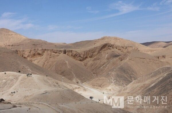 ▲ 무덤 밖으로 나와 다시 한번 마주한 왕가의 계곡 전경. 척박하고 거친 바위산 아래 저토록 찬란한 유토피아가 숨겨져 있었다는 사실이 새삼 경이롭게 다가온다 / 사진: 한민광 제공