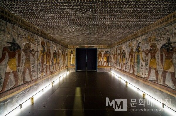 ▲ 별빛이 깔린 천장을 담은 모습. 지하의 어둠을 찬란한 우주로 바꾸어 놓은 이 장면에 이르면 누구나 놀라움을 금치 못한다 / 사진: 한민광 제공