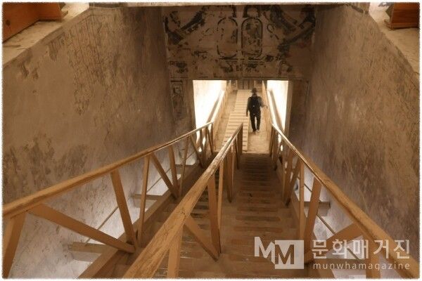 ▲ 관람을 마치고 무덤을 빠져나가는 길. 지하의 찬란했던 예술 세계를 뒤로 하고 다시 현실의 빛을 향해 올라가는 발걸음은 묘한 여운을 남긴다 / 사진: 한민광 제공