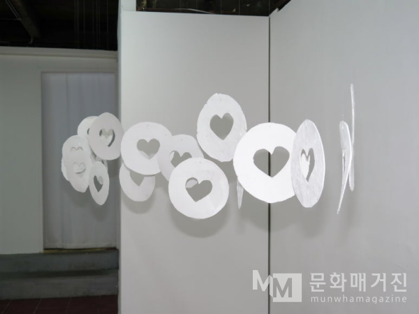 ▲ 헛헛한 마음, 각 15x15cm, 24피스, 종이죽, 2022