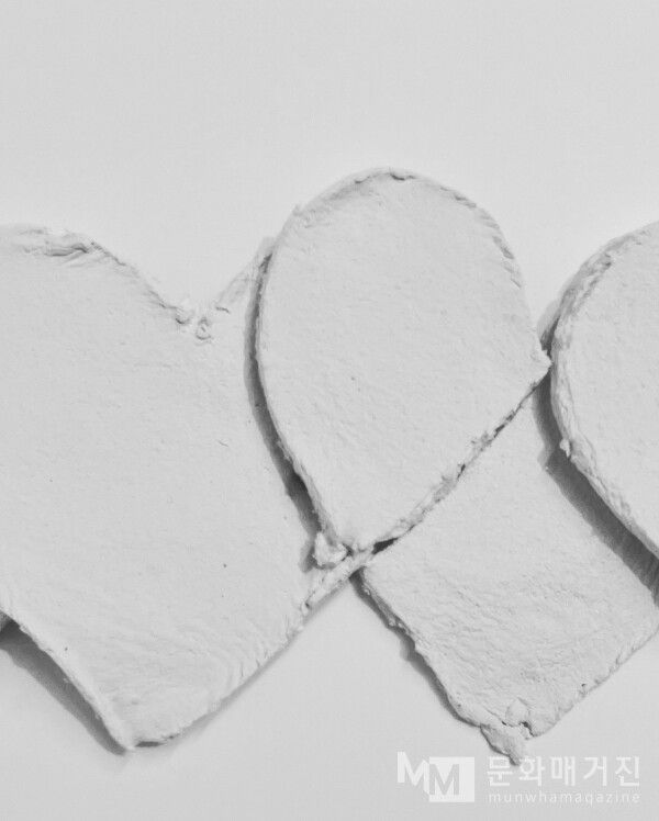 ▲ 헛헛한 마음, 각 15x15cm, 24피스, 종이죽, 2022