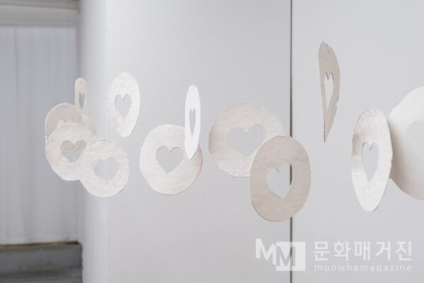▲ 헛헛한 마음, 각 15x15cm, 24피스, 종이죽, 2022