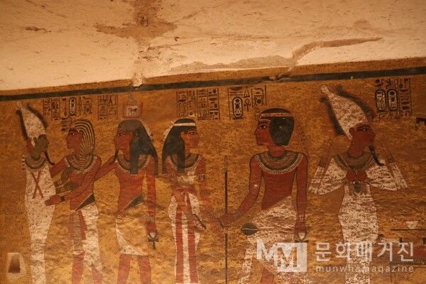 ▲ 좁은 매장실을 가득 채운 황금빛 벽화로, 소년 왕 투탕카멘이 사후 세계의 신들에게 인도받으며 영생을 약속받는 장면이 묘사되어 있다 / 사진: 한민광 제공