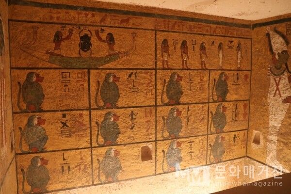 ▲ 밤의 열두 시간을 상징하는 열두 마리의 비비(Baboon) 벽화로, 왕이 어두운 밤을 무사히 지나 부활하기를 기원하는 종교적 의미를 담고 있다 / 사진: 한민광 제공