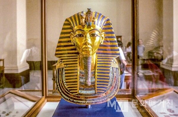 ▲ 과거 카이로 고고학 박물관에 전시되었던 시절의 황금 마스크. 당시에는 엄격한 촬영 제한으로 인해 정숙한 분위기 속에서 오직 눈으로만 그 경이로움을 마주할 수 있었다 / 사진: 한민광 제공