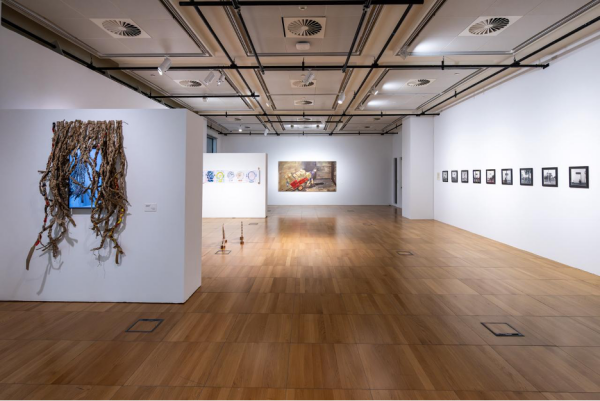 ▲ '녹슬어가는 잔향; Rusting Echoes' 전시 전경 / 사진: NYU ART GALLERY 제공