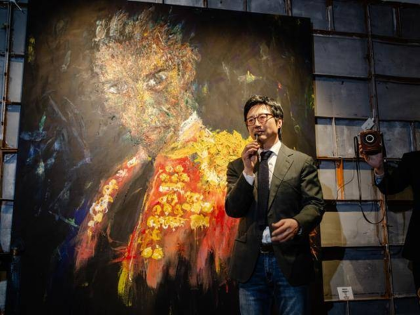 ▲&nbsp;'박신양의 전시쑈: 제4의 벽' 개막에 앞서 자신의 작품 '투우사 3'을 설명하고 있다 / 사진: 민음사 제공