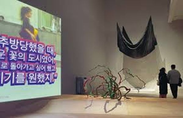 ▲ 칸막이 없이 공존하는 전소정과 갈라 포라스 김의 작업