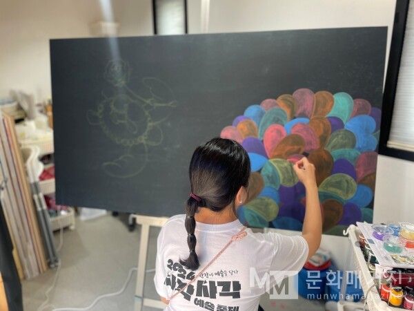 ▲ 문화매거진과 인터뷰를 진행한 정혜련 작가. 작가는 오는 4월 21일부터 27일까지 개인전 '슈필라움'을 개최한다 / 사진: 정혜련 제공