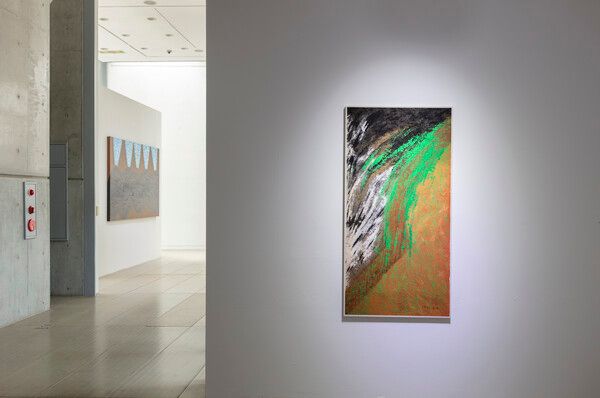 ▲ 백순실,동다송 90129, 1990, 한지에 먹,아크릴, 과슈, 141x71cm / 사진: 블루메미술관 제공&nbsp;