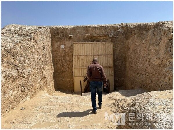 ▲ 석회암 절벽을 파내어 만든 펜투의 무덤 입구. 황량한 사막의 풍경 속에 과거로 향하는 문이 열려 있다 / 사진: 한민광 제공