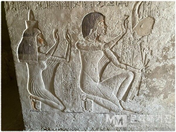 ▲ 태양의 빛 아래 무릎을 꿇은 부부의 모습. 있는 그대로의 인간을 긍정하려 했던 아마르나 예술의 진솔함이 묻어난다 / 사진: 한민광 제공