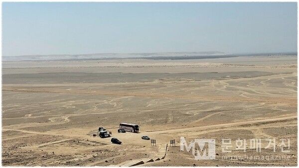 ▲ 산 위에서 바라본 텔 아마르나의 광활한 대지. 사라진 도시의 흔적 위로 사막의 바람만이 흐르고 있다 / 사진: 한민광 제공