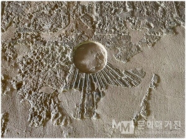 ▲ 모든 생명에게 손을 내미는 태양의 신 아텐. 추상적인 빛을 따뜻한 손길로 형상화한 위대한 상징이다 / 사진: 한민광 제공